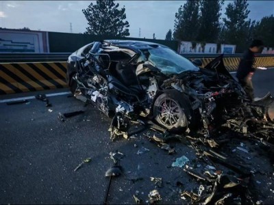 智己LS6高速撞貨車車損嚴重,車身設(shè)計助力車主僅受1毫米擦傷