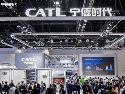 固態電池“狂飆”：續航邁向新高度，成本高企與技術挑戰并存