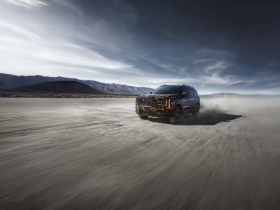 起亞Telluride測試車披"藝術偽裝"亮相，創意彩蛋致敬命名地