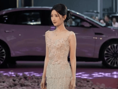 毛曉彤成都車展優(yōu)雅現(xiàn)身,自然真誠盡顯本真之美