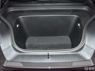 大型SUV堆料大比拼:空間、性能、靈活度,哪種路線更合你心意?