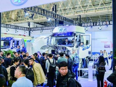 商用車新能源賽道加速：多技術(shù)路線齊發(fā) 出口撐起發(fā)展新藍(lán)海
