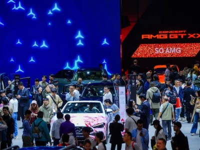 百年奔馳:于電動(dòng)與燃油間雙輪驅(qū)動(dòng),定義豪華出行新未來(lái)