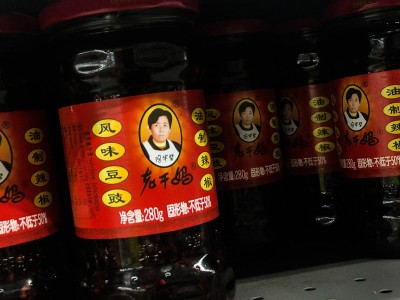 老干媽:線上“躺平”線下穩,傳統品牌如何守住“辣醬江山”?