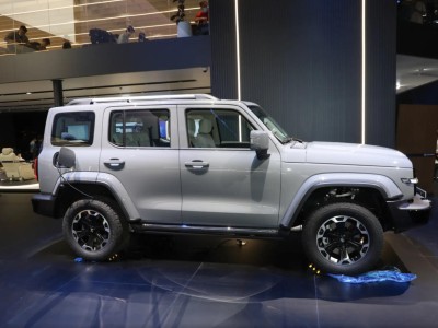 新款坦克300插混版:電池升級、電機提效,動力油耗有變值得選嗎?