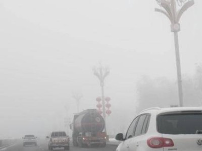 大霧天行車別慌!車窗除霧、燈光使用、輔助駕駛一文說清