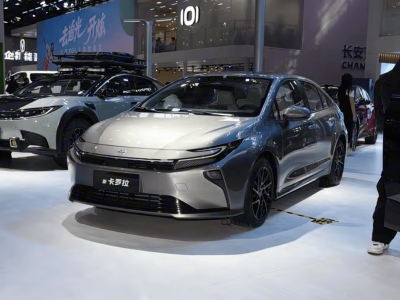 新卡羅拉雙擎9.9萬起售，外觀內(nèi)飾升級，能撼動比亞迪秦PLUS地位嗎？