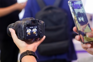 人手里拿著照相機
AI 生成的內容可能不正確。