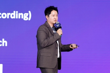 穿著西裝筆挺的男子與配字
AI 生成的內容可能不正確。