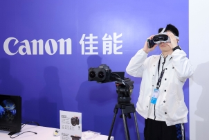 圖片包含 物體, 人, 穿著, 站
AI 生成的內容可能不正確。