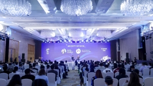 人們在看臺上的人群
AI 生成的內容可能不正確。