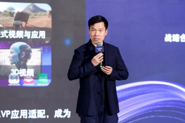 穿著西裝筆挺的男子與配字
AI 生成的內容可能不正確。