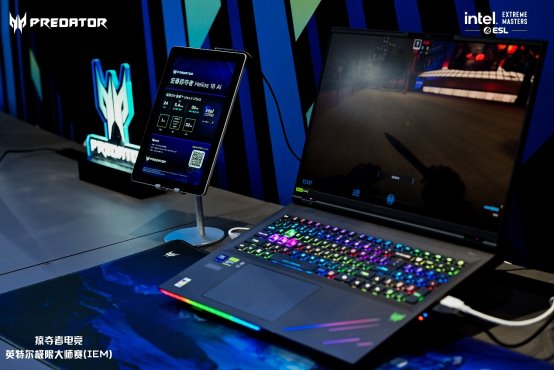 桌子上的電腦螢?zāi)缓玩I盤(pán)
AI 生成的內(nèi)容可能不正確。