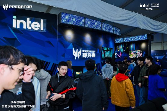 一群男人站在人群中
AI 生成的內(nèi)容可能不正確。