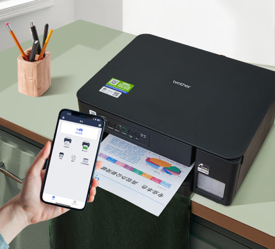 手拿著電玩遙控器

AI 生成的內(nèi)容可能不正確。