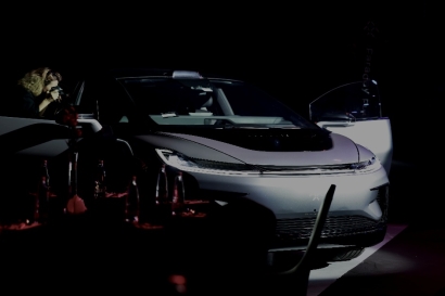 圖片包含 桌子, 黑暗, 飛機, 亮

AI 生成的內容可能不正確。