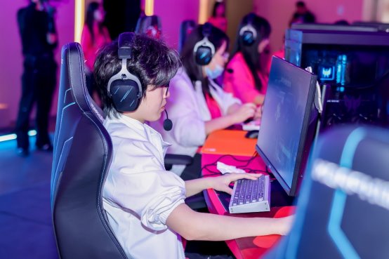 圖片包含 室內, 人, 小孩, 小

AI 生成的內容可能不正確。