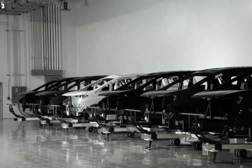 停機坪上一架飛機的黑白照片
AI 生成的內容可能不正確。